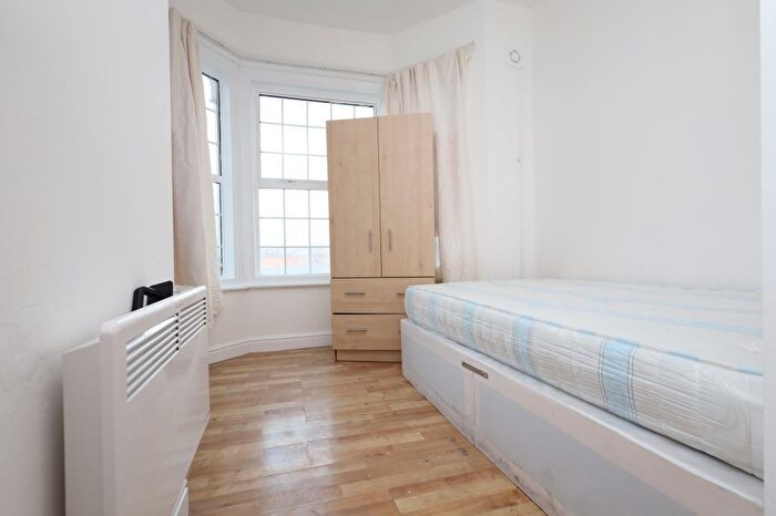 Studio To Rent In Park Avenue Road, London, N17
