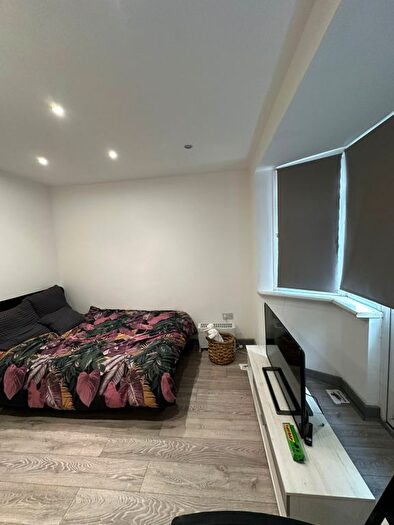 Studio To Rent In Collier Row Road, Collier Row, Romford, RM5
