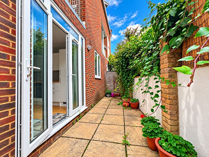 1 Bedroom Flat For Sale In Walton Road, East Molesey, KT8