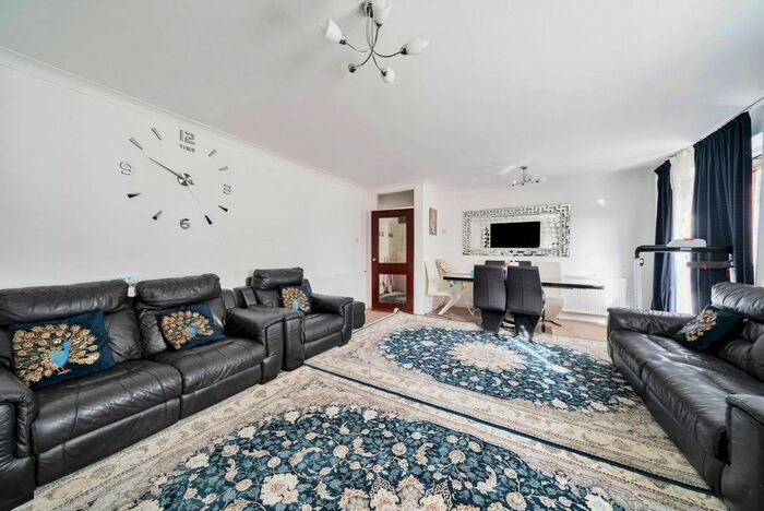 2 Bedroom Flat To Rent In Gleneagles, Stanmore, HA7