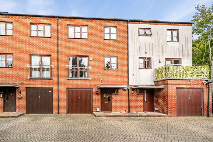 3 Bedroom Town House For Sale In Crondall Terrace, Basingstoke, RG24