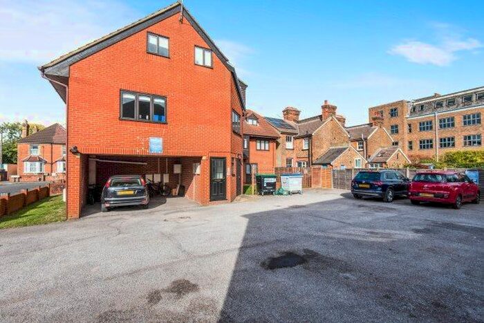 2 Bedroom Flat To Rent In Bayliss Court, Guildford, GU1