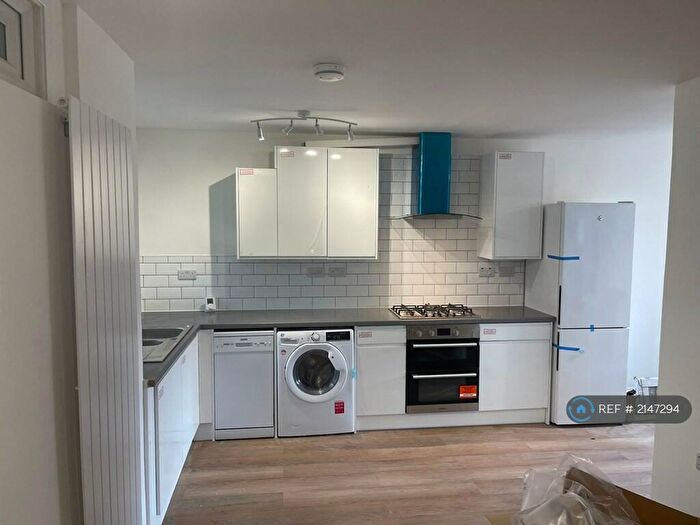 3 Bedroom Flat To Rent In Noble Court, London, E1