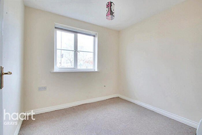 2 Bedroom Flat For Sale In Dunlop Road, Tilbury, RM18