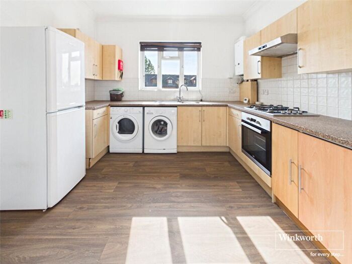 3 Bedroom Apartment To Rent In Watford Way, London, NW7