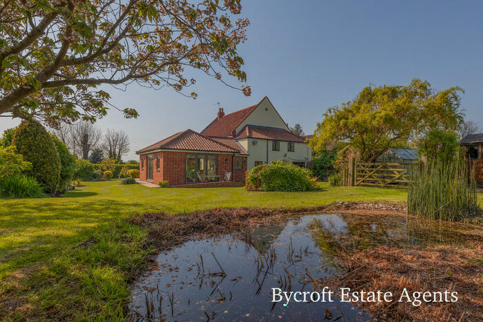 5 Bedroom Detached House For Sale In Back Road, West Caister, NR30