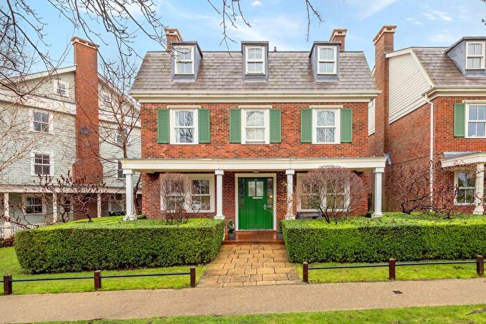 6 Bedroom Detached House For Sale In Lewiston Close, Worcester Park, KT4