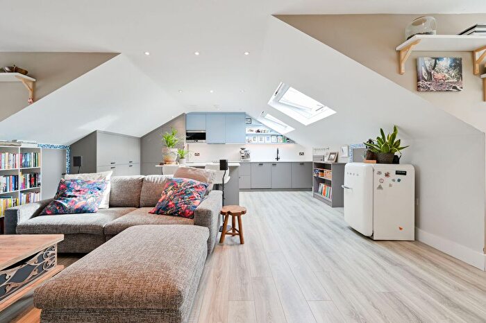 3 Bedroom Flat For Sale In Manor Vale, Ealing, Brentford, TW8