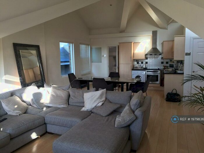 1 Bedroom Flat To Rent In Queens Road, Buckhurst Hill, IG9