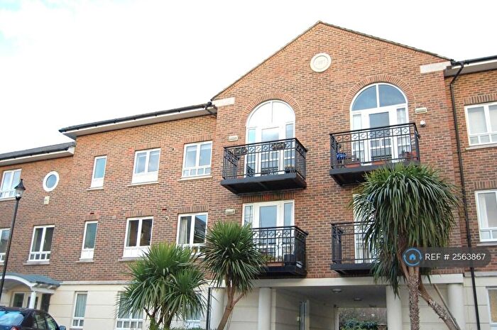 2 Bedroom Flat To Rent In Severn Court, Kingston Upon Thames, KT2