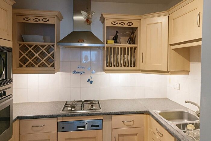 2 Bedroom Flat For Sale In Royal Drive, London, N11