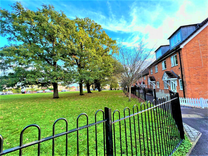 2 Bedroom Flat To Rent In Bed Bath Modern Flat In Romford, RM1