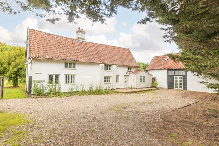 4 Bedroom Detached House For Sale In Ipswich Road, Long Stratton, NR15