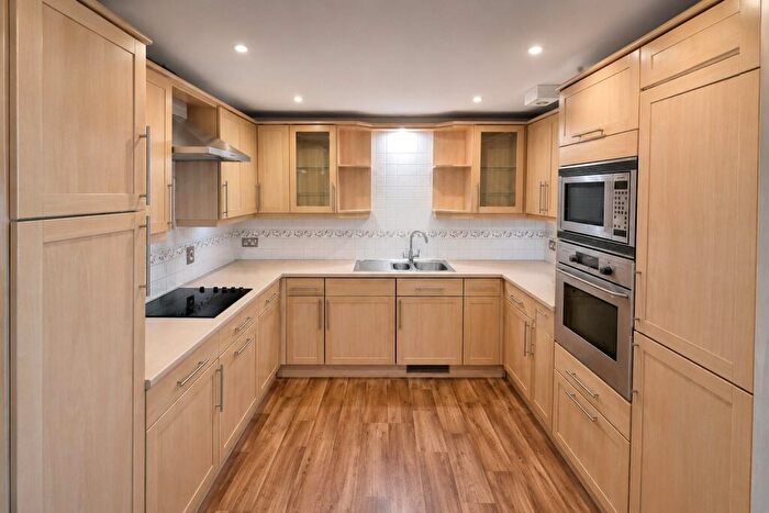 2 Bedroom Flat To Rent In Genoa House, Lock Approach, Port Solent, PO6