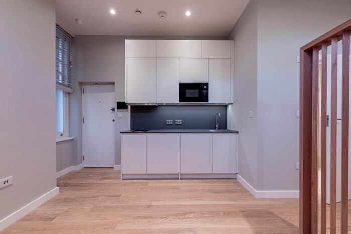 Flat To Rent In Flat Wedderburn Road, NW3