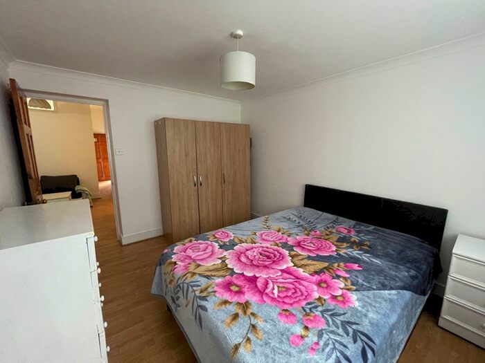 2 Bedroom Flat To Rent In Kensington Gardens, Ilford, IG1