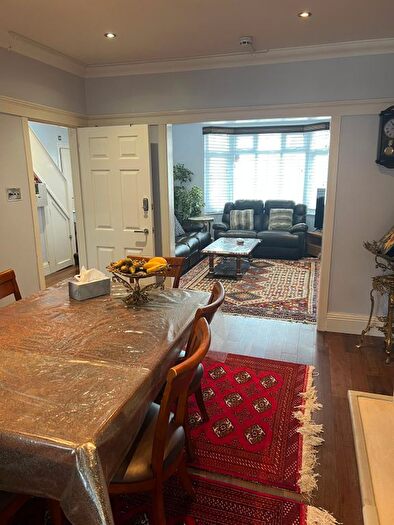 4 Bedroom Semi-Detached House To Rent In Greyhound Hill, London, NW4