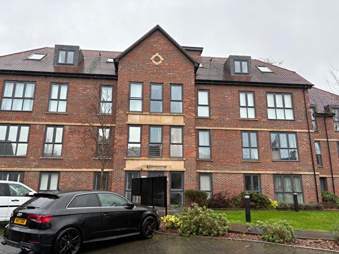 2 Bedroom Flat For Sale In Frances Drive, Dunstable, LU6