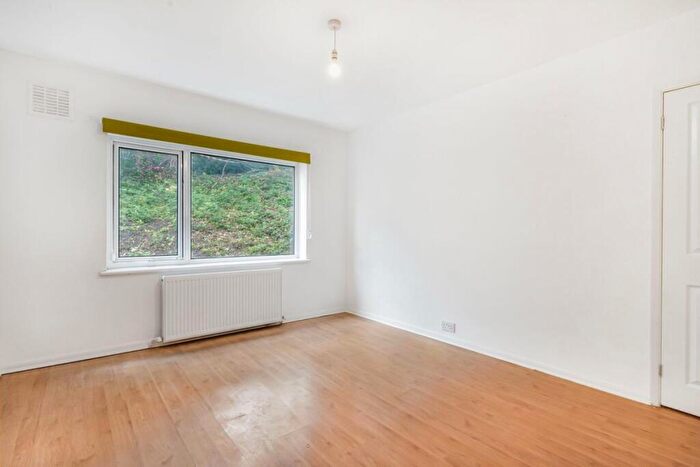 2 Bedroom Flat To Rent In Hilltop Court, Grange Road, Crystal Palace, SE19
