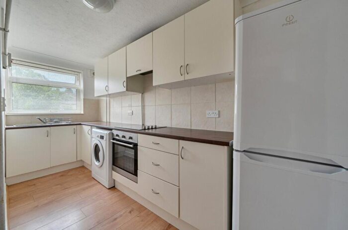 2 Bedroom Flat To Rent In Hemdean Road, Caversham, RG4