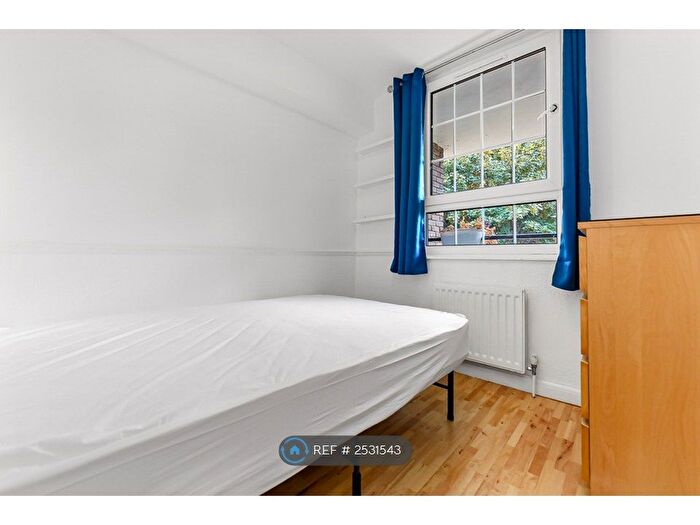 3 Bedroom Flat To Rent In Moorgreen House, London, EC1V