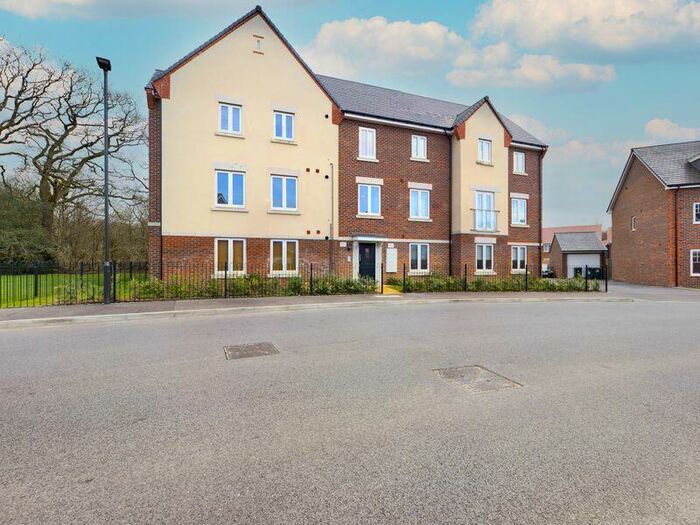 2 Bedroom Flat To Rent In Foxglove Drive, Crawley, RH10