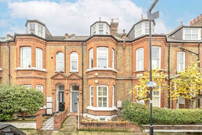 3 Bedroom Flat To Rent In Rosebery Road, London, SW2