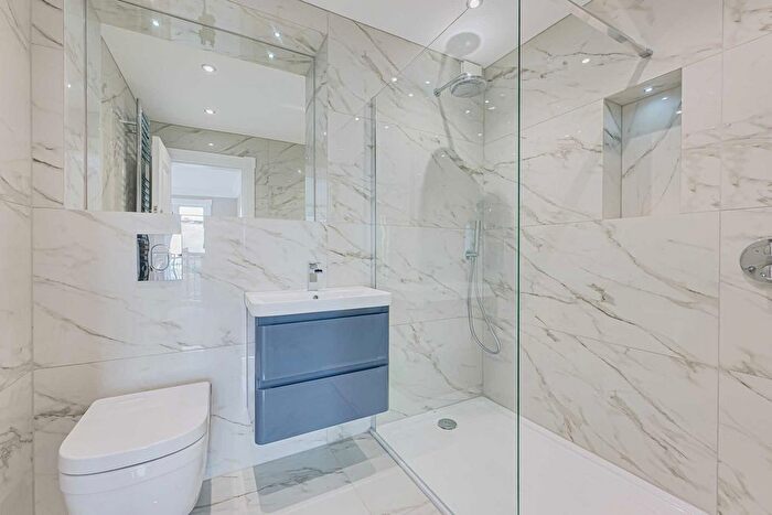 2 Bedroom Flat For Sale In Station Road, Westcliff On Sea, SS0