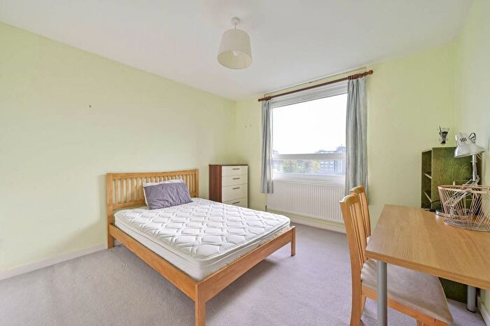 2 Bedroom Flat To Rent In Putney Hill, Putney Heath, London, SW15