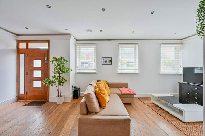 1 Bedroom Flat To Rent In Merton Road, Earlsfield, London, SW18