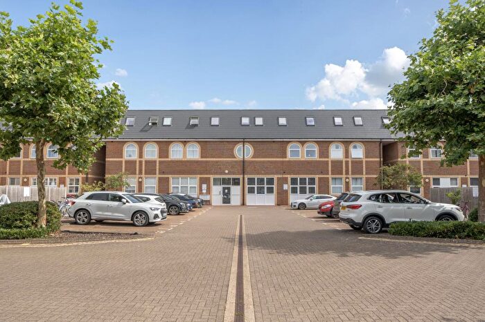 2 Bedroom Flat For Sale In Aylesbury, Buckinghamshire, HP19