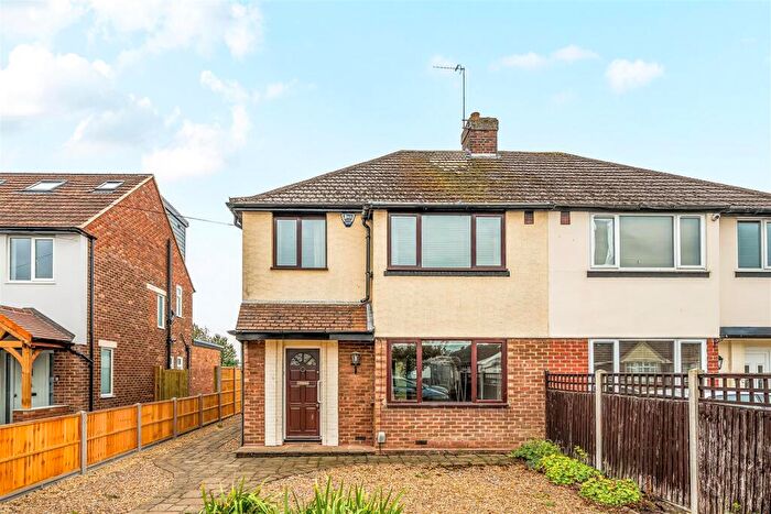 3 Bedroom Semi-Detached House For Sale In Aylesbury Road, Bedford, MK41