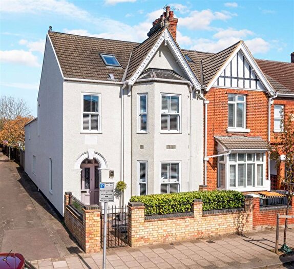 5 Bedroom Semi Detached House For Sale In Castle Road, Bedford, MK40