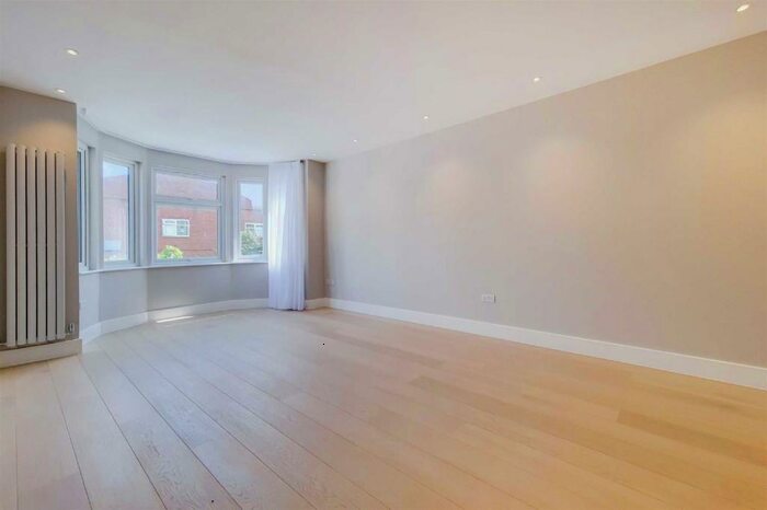 3 Bedroom Flat To Rent In The Drive, London, NW11