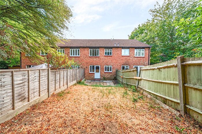 1 Bedroom Flat For Sale In Hallington Close, Woking, Surrey, GU21