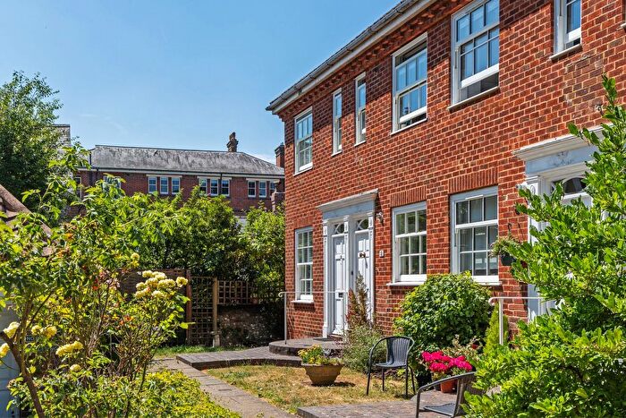2 Bedroom Flat For Sale In St. Michaels Gardens, Winchester, SO23
