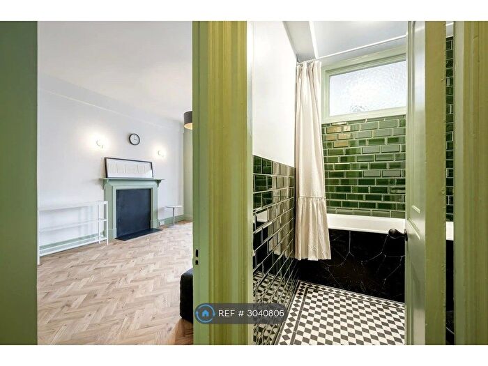 Studio To Rent In Queensway, London, W2