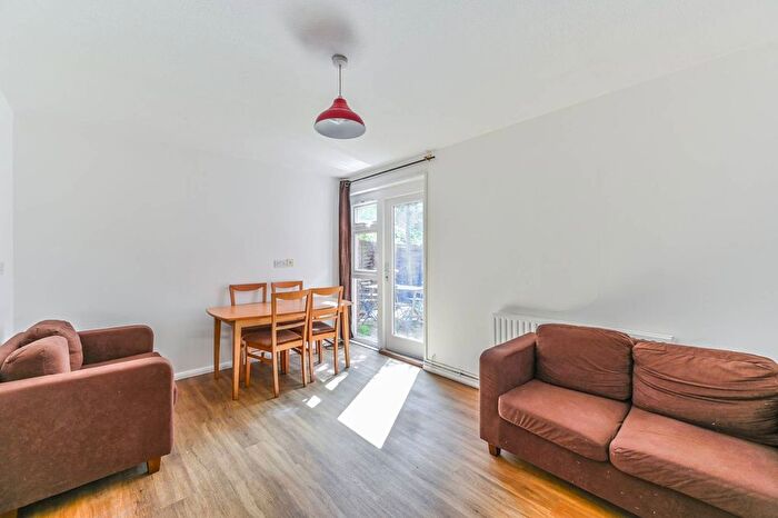1 Bedroom Flat To Rent In Heath Road, Battersea, London, SW8