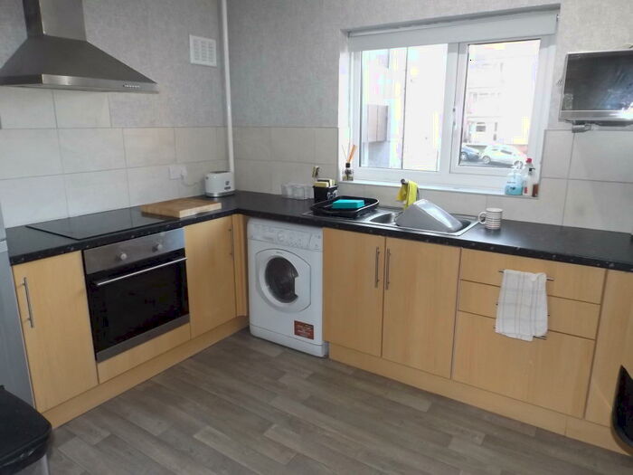 2 Bedroom Flat To Rent In Halesowen, West Midlands, B63