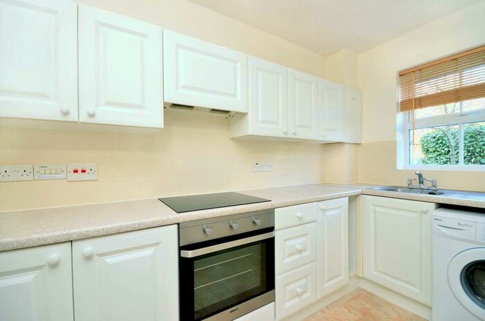 2 Bedroom Flat To Rent In Woking, Surrey, Horsell, Woking, GU21