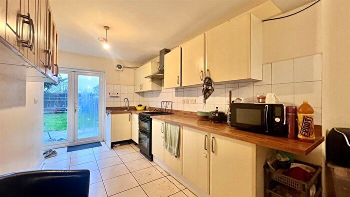 5 Bedroom Semi-Detached House To Rent In The Crossways, Heston, TW5