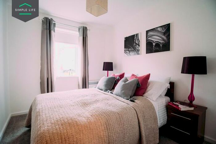 2 Bedroom Flat To Rent In Brook End, Rochdale, OL16