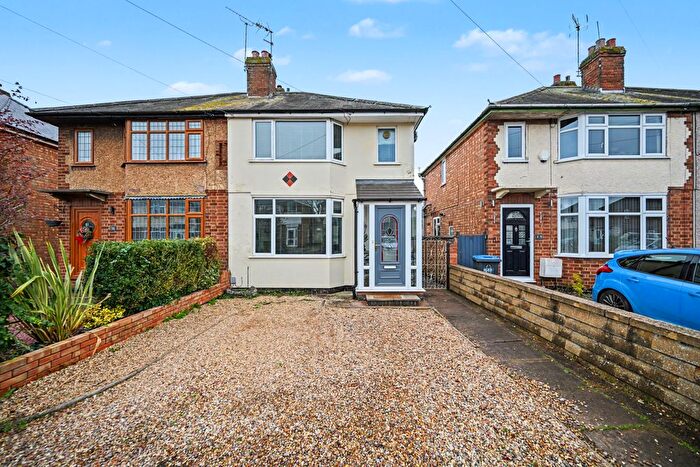 3 Bedroom Semi-Detached House For Sale In Heath Way, Hillmorton, Rugby, CV22