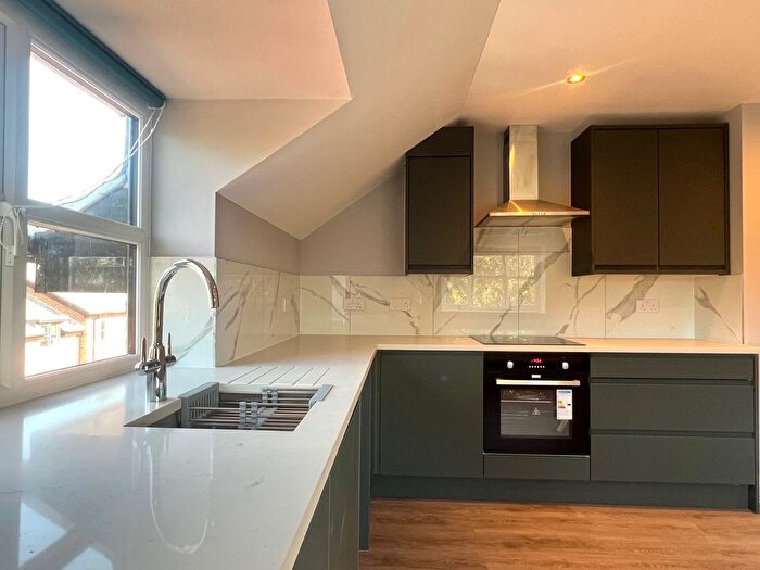 2 Bedroom Flat To Rent In Crescent Drive, Aldershot, GU12