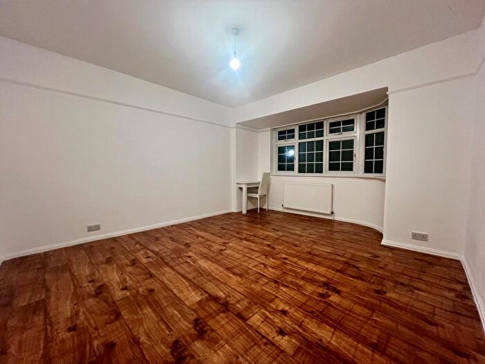 5 Bedroom Town House To Rent In Sandhurst Drive, Barking, IG3