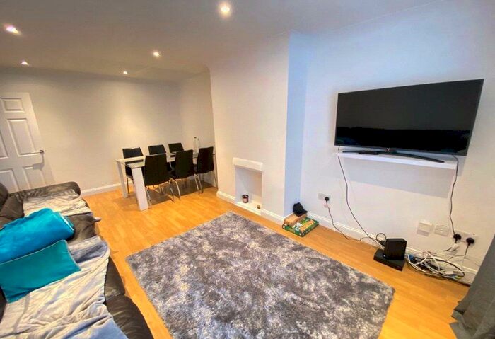2 Bedroom Flat To Rent In Lloyd Court, Pinner, Middlesex, HA5