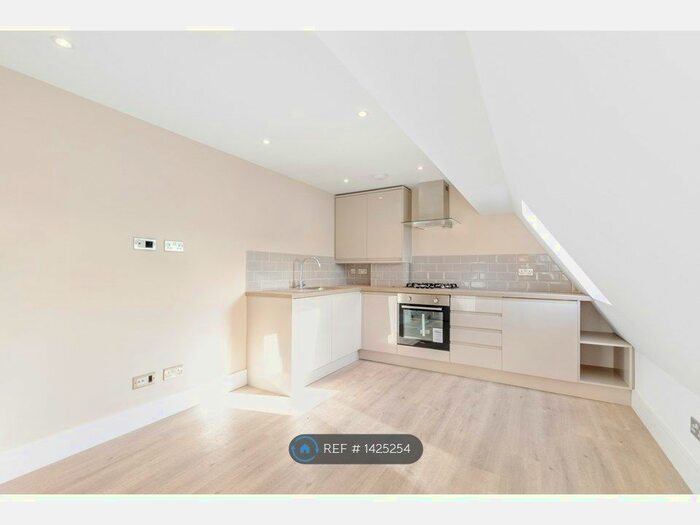 2 Bedroom Flat To Rent In Buckingham Place, High Wycombe, HP13