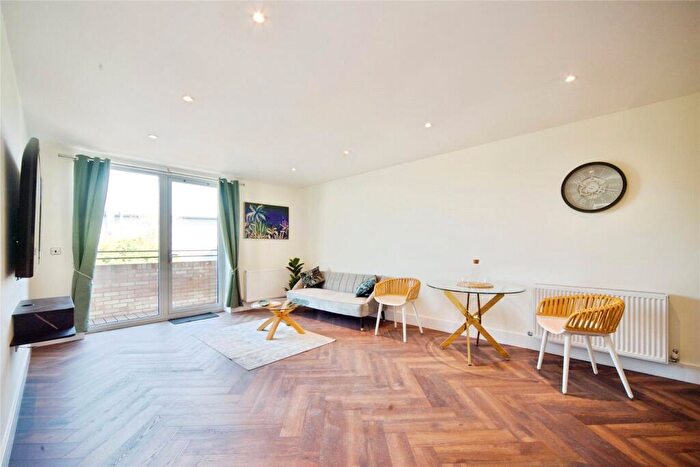 1 Bedroom Flat For Sale In Parkside, Waltham Cross, EN8