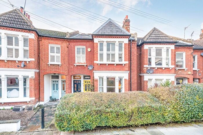 3 Bedroom Maisonette For Sale In Tenham Avenue, Balham, SW2