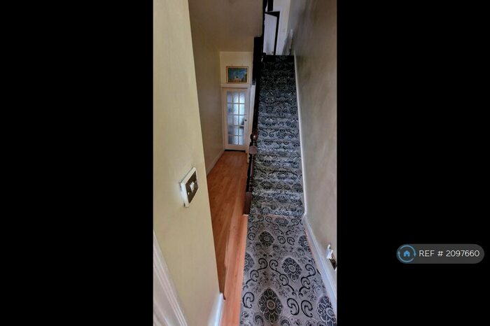 4 Bedroom Semi-Detached House To Rent In Ragstone Road, Slough, SL1